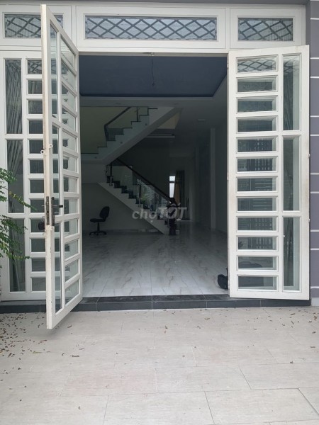 Cho thuê nhà 100m2, 2 tầng trong khu dân cư Hồng Long, Quận Thủ Đức