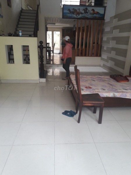 Cho thuê nhà nguyên căn Dtsd 400m2, 1 trệt, 3 lầu, 5PN, 5Wc. Nhà mới đẹp, đang trống gioa nhà ngay