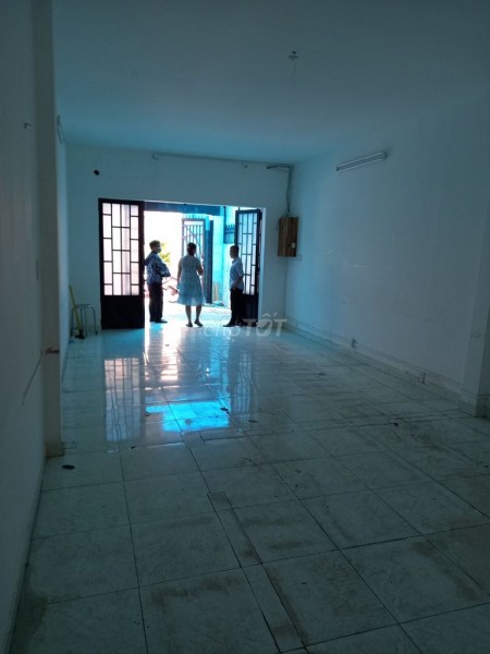 Cho thuê nhà nguyên căn 72m2 gần Chi Cục Thuế, ngay mặt tiền đường Nguyễn Văn Thủ Quận 1