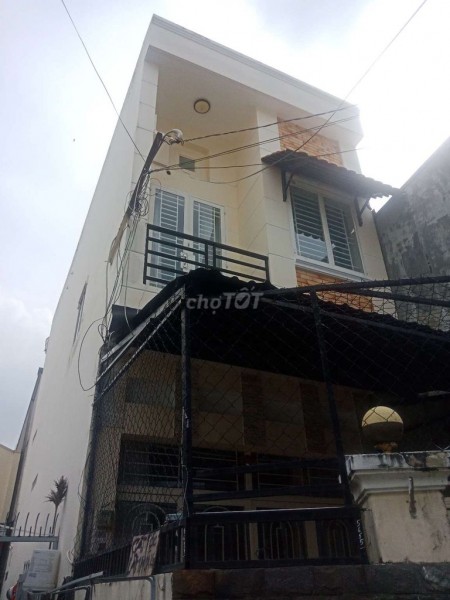 Nhà nguyên căn riêng biệt 2 tầng 3 phòng ngủ, mặt tiền hẻm lớn đường Huỳnh Tấn Phát