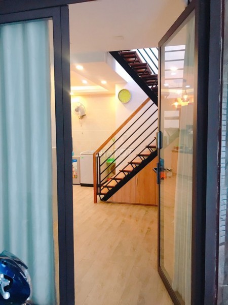 Em có căn nhà trống ngay trung tâm Quận 1, nhà 2 tầng, 50m2, gần nhiều khu vui chơi giải trí