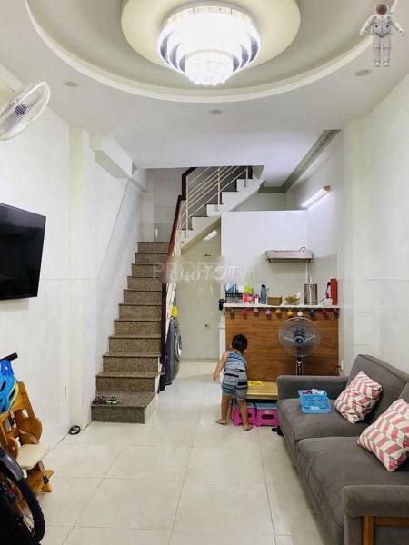 Cần cho thuê nhà nguyên căn rộng 21m2, 1 trệt, 1 lửng, 2 lầu, 2 PN, hẻm Đoàn Văn Bơ, giá 9.5 triệu/tháng