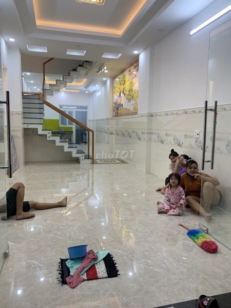 Cho thuê nhà Nguyễn Hữu Tiến, Tân Phú, mặt tiền lớn, rông 68m2, 3 tầng, già 30 triệu/tháng