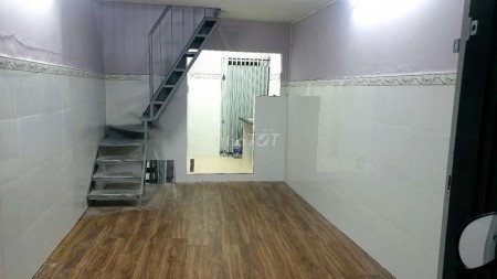 Nhà nguyên căn Quận 1: 1 trệt 1 lầu và 1 lững nhà mới, lót sàn gỗ cao cấp đẹp, rộng rãi, thoáng và sạch sẽ