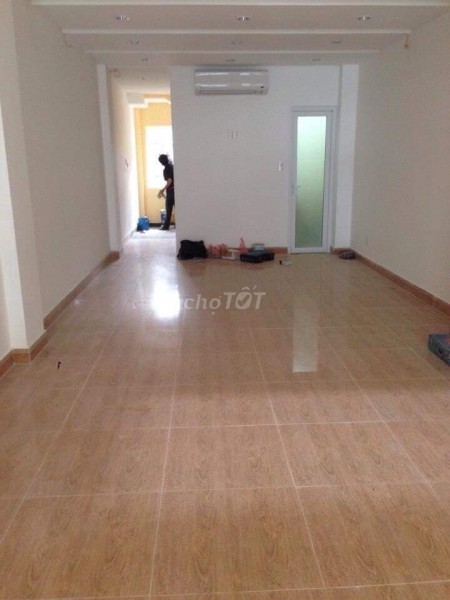 Cho thuê nhà mặt tiền Quận 1 rộng 90m2, 2 tầng, giá rẻ mùa dịch: 40 triệu/tháng. lh 0913299211