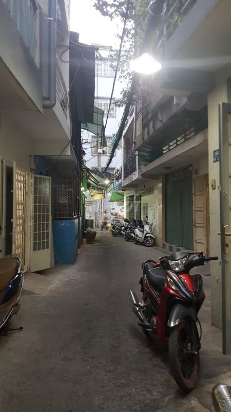 Cho thuê nhà nguyên căn tại Quận 10, 2 phòng ngủ, 2 phòng vệ sinh, có 1 trệt 1 lững và 1 tầng lầu