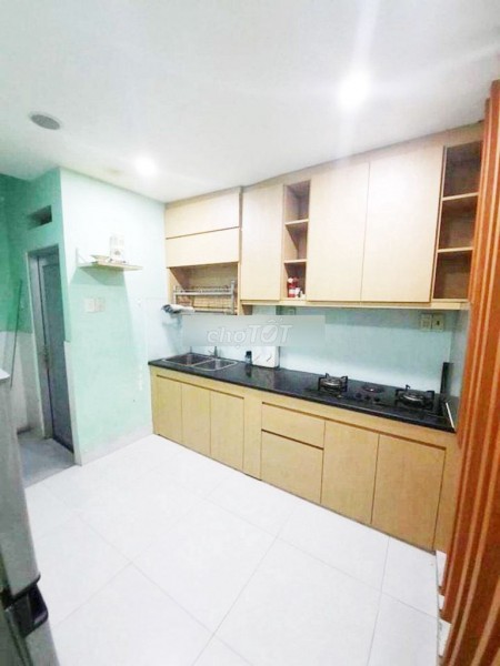 Có nhà 126m2, còn mới nguyên, thoải mái sinh hoạt, có 3 tầng, 3 PN, đường Phan Văn Trị, Quận 5, giá 16 triệu/tháng