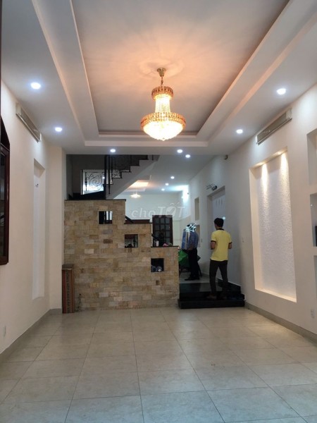 Nhà nguyên căn 3 lầu, sân thượng, 5PN, full máy lạnh tại đường Cộng Hòa