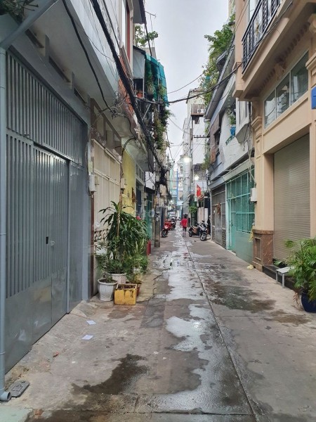 Nhà nguyên căn 1 trệt 2 lầu, tại Cầu Ông Lãnh, Quận 1. Dt 3.8m x 16m, 1 trệt 2 lầu