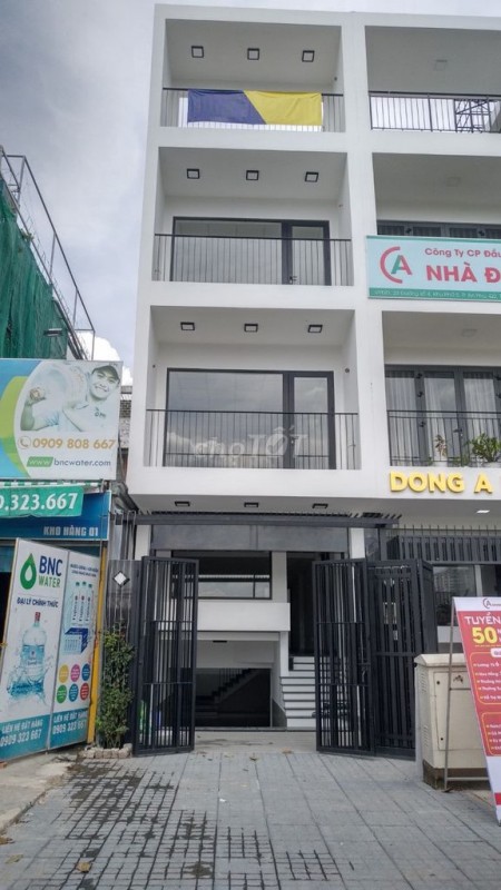 Nhà phố mới tinh vừa xây dựng xong, 4m x 20m, có 1 hầm 1, 1 trệt, 2 lầu và 1 sân thượng