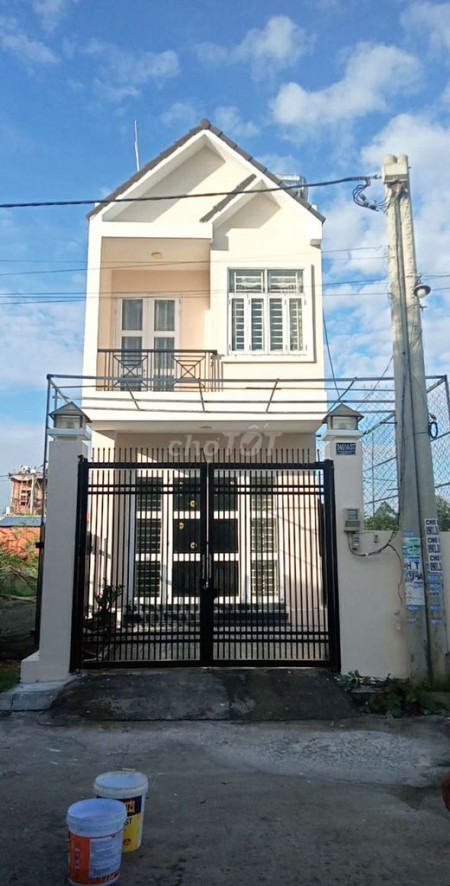 Nhà nguyên căn vừa mới xây xong mới toanh, cổng rào an toàn, nhà kiến trúc đẹp hiện đại