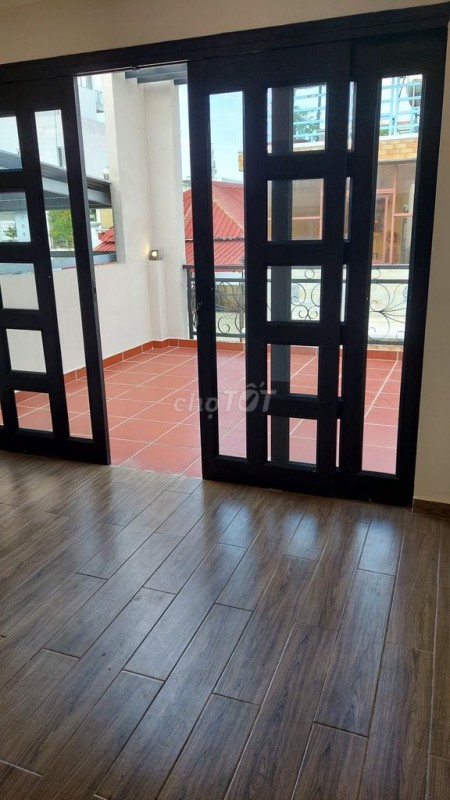 Cần cho thuê căn nhà tại Quận 10, Dt 5m x 16m, Nhà mới nằm gần khu Hà Đô Centrosa Garden