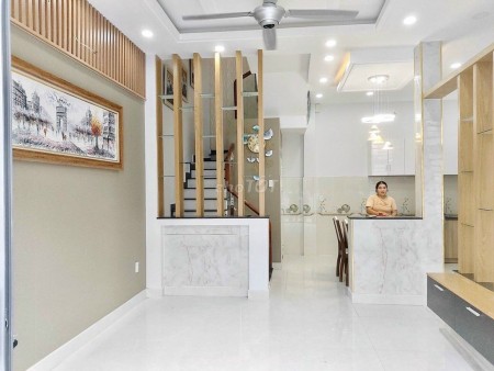 Nhà mới xây đang cho thuê, kết cấu đẹp, vị trí đắc địa thích hợp ở hoặc sử dụng kinh doanh.