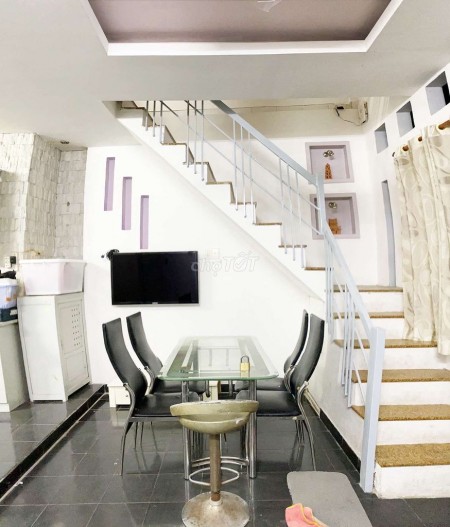 Cần cho thuê nhà hẻm an ninh Quận 1 rộng 60m2, 2 tầng, giá 11 triệu/tháng, lh 0909923442