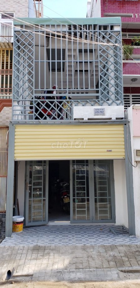 Nhà nguyên căn mặt tiền đường Cao Đạt, Quận 5. Nhà 2 tầng trong khu an ninh, Giá thuê 21tr/tháng