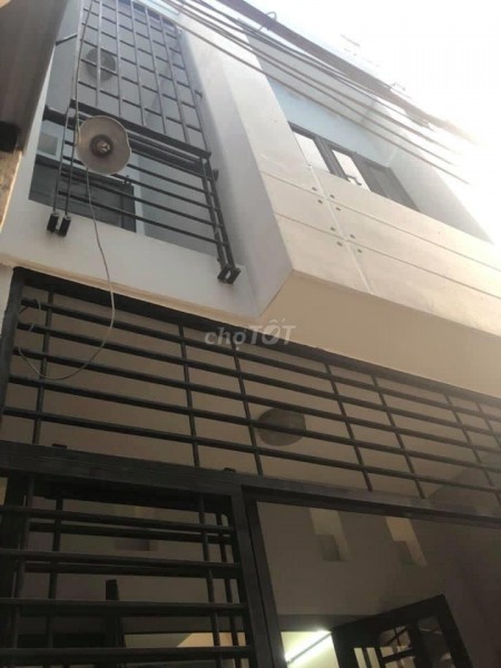 Cho thuê nhà nguyên căn 3 tầng, 3.5m x 10m, trong khu an ninh, gần chợ và nhiều tiện ích