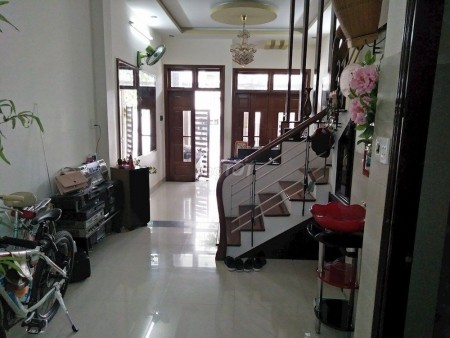 Có nhà hẻm Nguyễn Trãi, Quận 1 cần cho thuê giá 15 triệu/tháng, dtsd 360m2, 3 tầng, sân thượng