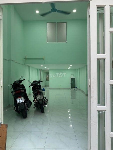 Cho thuê nhà nguyên căn tại Phó Đức Chinh, Quận 1, 3PN, 2WC