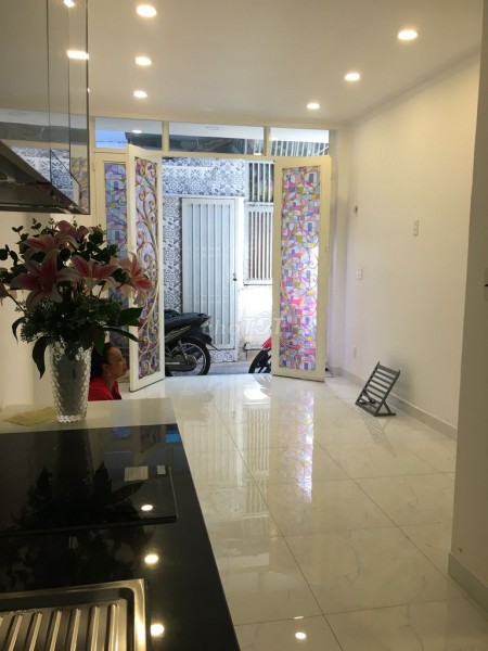 Cần cho thuê căn nhà riêng biệt ngay tại trung tâm Quận 1 đường Lê Lai