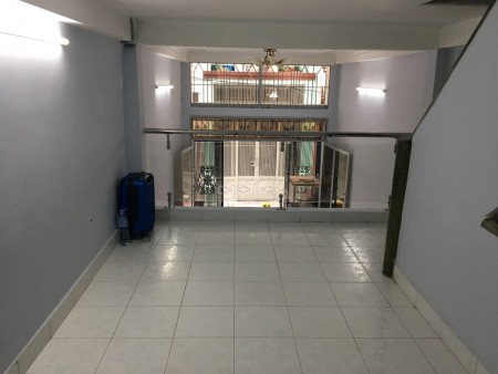 Nhà nguyên căn hẻm 273 Nhật Tảo, Quận 10, đang trống cần cho thuê giá 15 triệu/tháng, dtsd 28m2