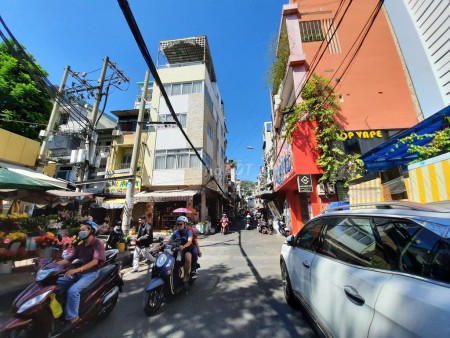 Cho thuê nhà nguyên căn Bà Hạt Quận 10. 3.5m x 10m, 1 trệt 2 lầu và 1 sân thượng