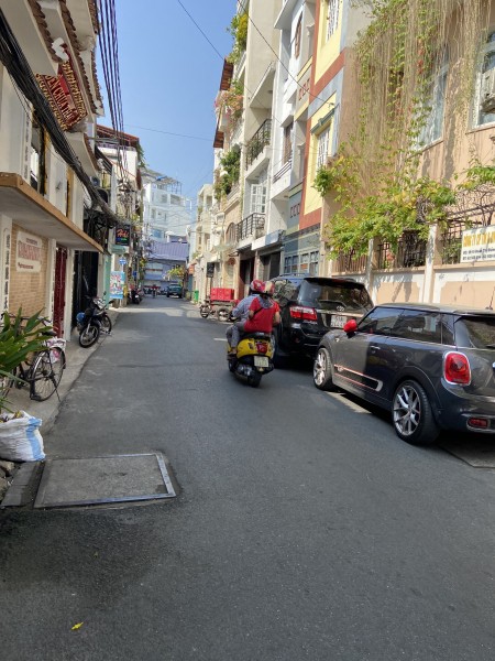 Nhà HXH đường Đoàn Thị Điểm 4.5x18m Trệt 4L có Thang Máy: Cho đầu tư CHDV