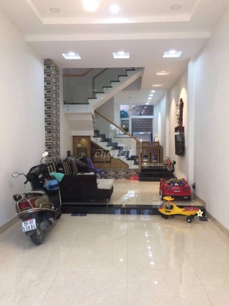 Cho thuê căn nhà 6pn, 5wc, 1 trệt và 3 lầu, có sân thượng mát mẽ. Giá thuê 22 triệu/tháng ( TL )