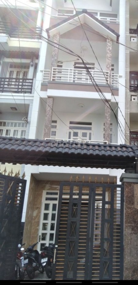 Nhà nguyên căn chiều ngang 4m, chiều dài 24m, gồm 3 tầng với 6 phòng ngủ, 4wc