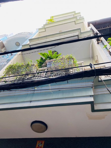 Cho thuê căn nhà 100m2, có 2 lầu và 1 sân thượng tại Đoàn Văn Bơ, Quận 4 chỉ với 9tr5/tháng.