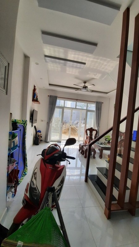 Cho thuê nhà rộng 100m2, 2 tầng, kiến trúc đẹp, để lại nội thất, hẻm 28/2 đường số 32, Thủ Đức, giá 10.5 triệu/tháng