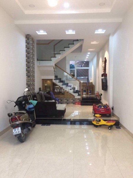 Cho thuê nhà rộng 72m2, 1 trệt, 3 lầu đúc thật, giá 22 triệu/tháng, đc Lê Cao Lãng, Tân Phú