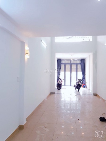 Cho thuê nhà rộng 2 lầu, 1 sân thượng, 4 PN, giá 25 triệu/tháng, mặt tiền 65 Xóm Củi, Quận 8