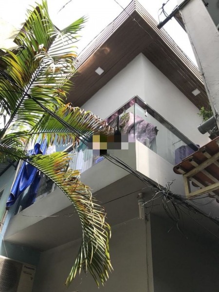 Cần cho thuê căn nhà mới, sạch sẽ gồm 2 lầu đúc kiên cố, 2 phòng ngủ tại Quận 1+