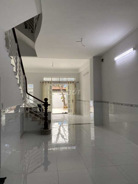 Trống nhà trống suốt 110m2, 1 trệt, 3 lầu đúc, hẻm 226 Nguyễn Văn Lượng, Quận Gò Vấp, giá 20 triệu/tháng