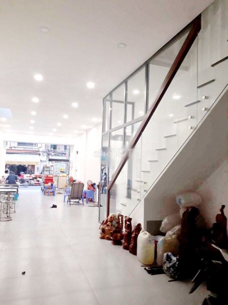Cho thuê nhà trong chợ Bùi Minh Trực, Quận 8, dtsd 110m2, 2 tầng, giá 27 triệu/tháng, LHCC