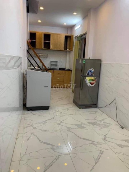 Chủ cho thuê nguyên căn 2 tầng đúc, dtsd 16m2, giá 7 triệu/tháng, hẻm Bến Vân Đồn, Quận 4