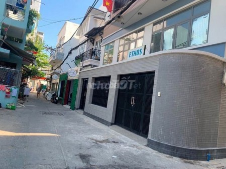 Hẻm một xẹt ngay trung tâm Quận 1 rộng 90m2, 2 tầng đúc thật, giá 18 triệu/tháng, lh 0932642226