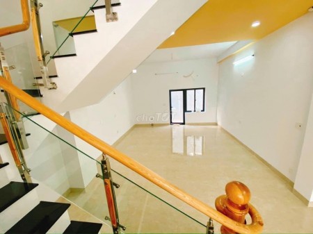 Mặt tiền Nguyễn Duy Trinh, Quận 2 cần cho thuê nhà rộng 280m2, 3 tầng, giá 30 triệu/tháng