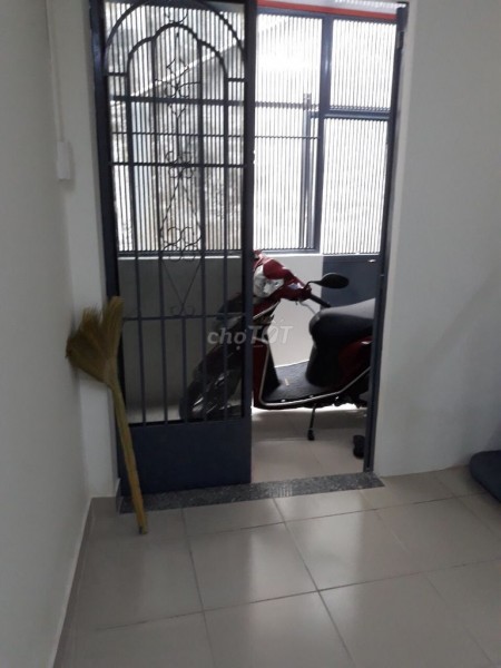 Nhà đúc bê tông còn mới hẻm Đoàn Văn Bơ, Quận 4 cần cho thuê giá 6.5 triệu/tháng, dtsd 53m2