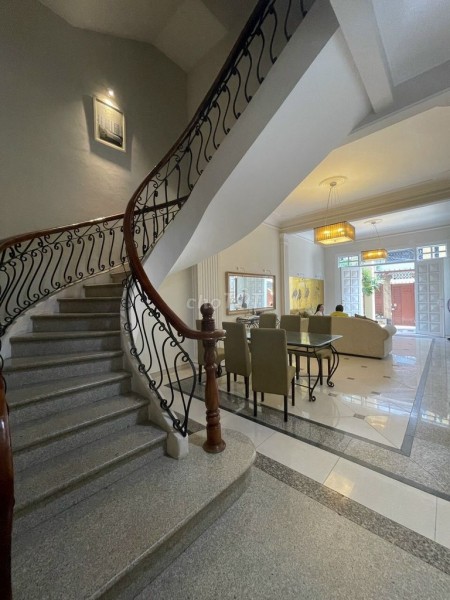 Mặt tiền đường Hồ Văn Huê, Quận Phú Nhuận dtsd 216m2, 3 tầng, sân thượng, giá 60 triệu/tháng, LHCC