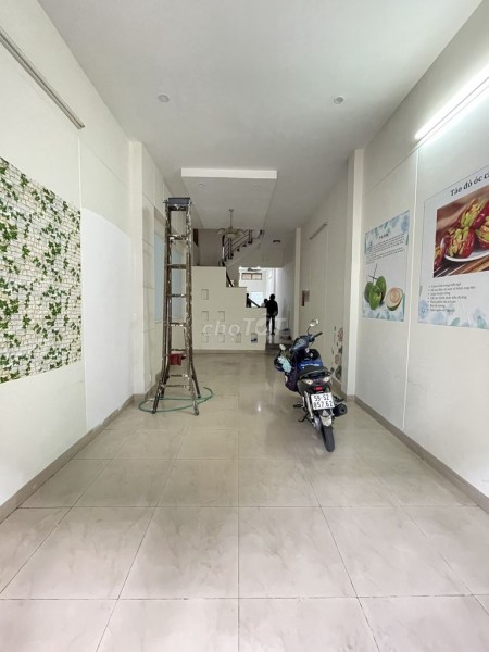 Cho thuê nhà Quận Bình Thạnh, hỗ trợ 1 tháng set up, dtsd 250m2, 3 tầng, giá 22 triệu/tháng, lh