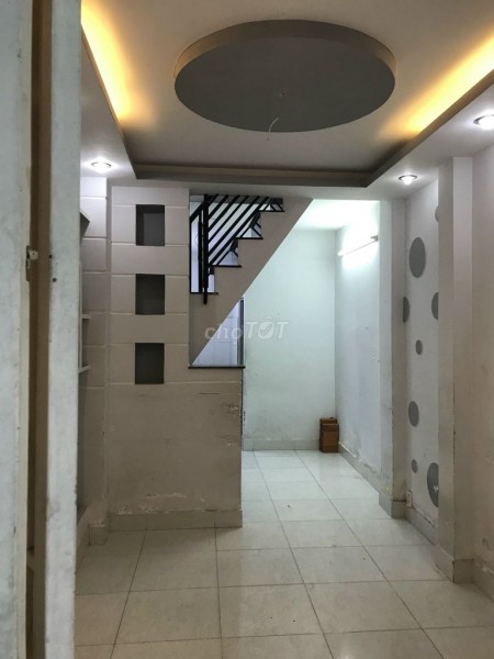 Còn trống nhà 1 trệt, 1 lầu cần cho thuê giá 8.5 triệu/tháng, hẻm 888 Lạc Long Quân, Tân Bình, dtsd 30m2