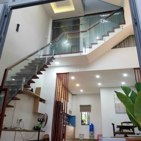 Cho thuê nhà rộng 60m2, 1 trệt, 2 lầu, sân thượng, giá 10 triệu/tháng, đường Bưng Ông Thoàn, Quận 9