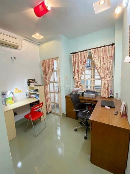 Cần cho thuê nhanh nhà 4 tầng, sân thượng, giá 22 triệu/tháng, đường Bàn Cờ, Quận 3