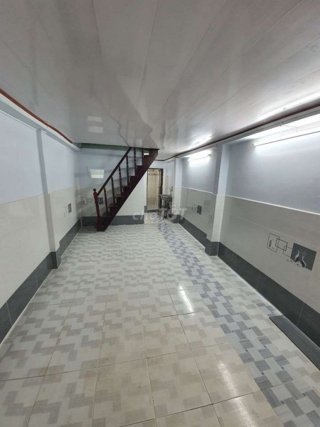 Nguyên căn hẻm 93/85 Bạch Vân, Quận 5, cần cho thuê giá 7.5 triệu/tháng, dtsd 27m2