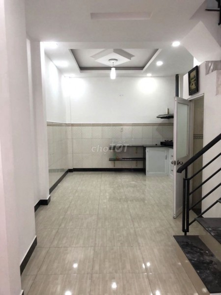 Cho thuê nhà 1 trệt, 2 lầu đúc, dtsd 40m2, giá cho thuê 10 triệu/tháng, hẻm Tôn Thất Thuyết