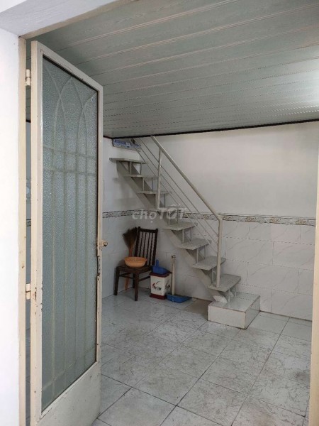 Cho thuê nhà sát đại học 1 trệt, 1 lầu đúc, giá 5 triệu/tháng, dt 70m2, lh 0919919649