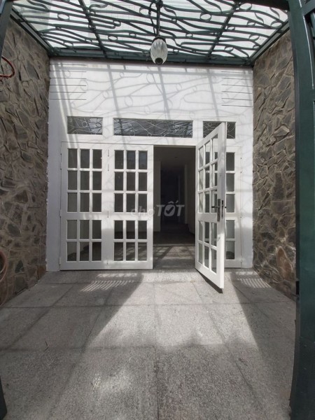 Nguyên căn 4 tầng đúc, diện tích 56m2,giá 18 triệu/tháng, đường Ung Văn Khiêm