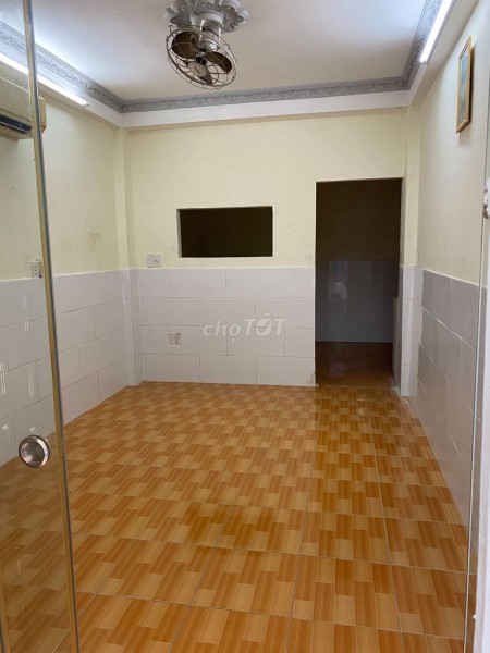 Trống nhà 30m2, nở hậu cần cho thuê giá 6.5 triệu/tháng, hẻm 6m Nguyễn Văn Vĩnh