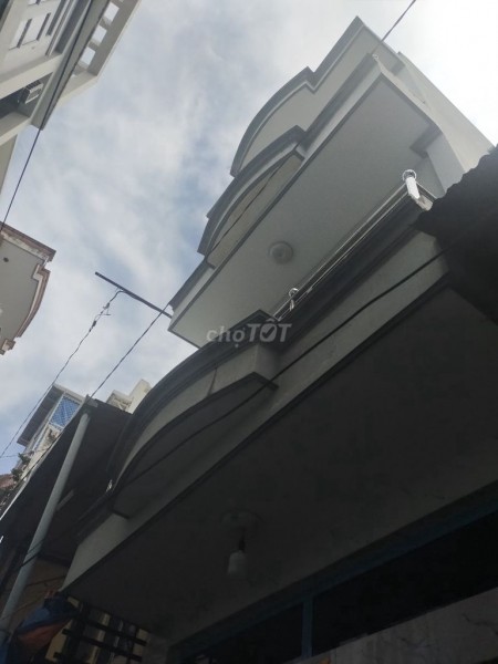 Nhà rộng 40m2, 1 trệt, 3 lầu đúc cần cho thuê giá 10 triệu/tháng, hẻm Phú Thọ, Quận 11